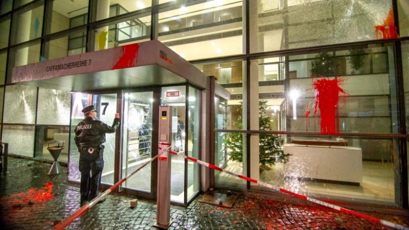 Das Ergebnis der Attacke auf das Facebook-Gebäude in Hamburg: Farbe, kaputte Scheiben und der Schriftzug "Facebook dislike".