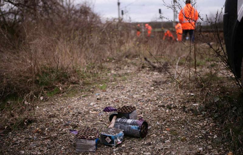  Neben den Bahngleisen im Leipziger Westen lagen abgebrannte Böller. Die Ermittler untersuchen derzeit noch, ob sie für die Tat verwendet wurden. 