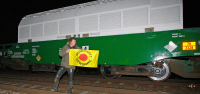 Haßloch: Atomkraftgegner fährt auf Castor mit