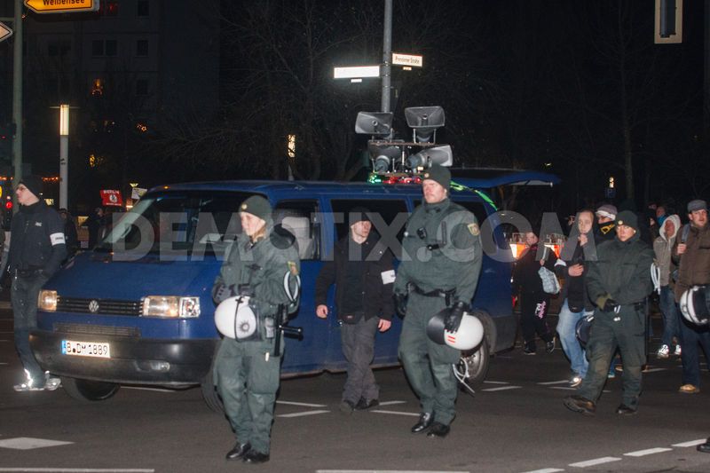 Der NPD-Lautsprecherwagen in Falkenberg (blauer VW-Bus B-DM 1889)