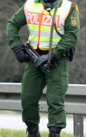 Polizist mit Maschinenpistole am Autobahnzubringer Freiburg Mitte am 30.03.2009