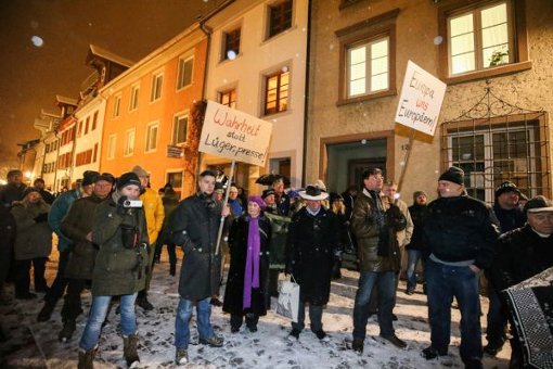 2015_1_26 Tim Belz bei SBH-gida (Bild Mitte mit Schild)