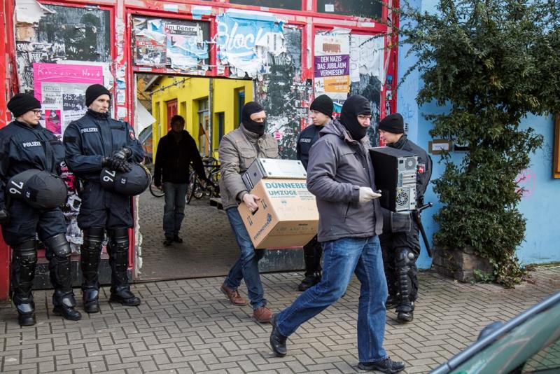 Beschlagnahmte Akten und Computer werden abtransportiert.