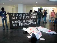 Antimilitaristische Aktion bei einem Bundeswehr MessestandFoto: IndyMedia