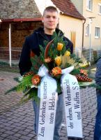 Michael Buschbacher (FN Kraichgau) gedenkt der Wehrmacht und Waffen-SS im November 2012 in Malschenberg.