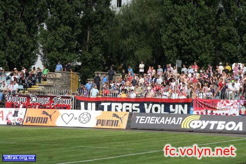 Volyn-Fans beim Spiel gegen Vorskla mit SA-Totenkopf auf dem Banner