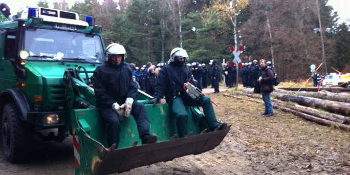 Polizei wartet auf schotternde Menschen