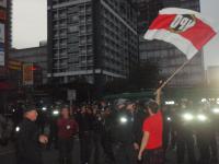 NPD-Kundgebung direkt auf dem Vorplatz vom S-Bahn Ausgang "Beim Berliner Tor" - Ein provizierender NPD-Teilnehmer wird von der Polizei zurückgewiesen.