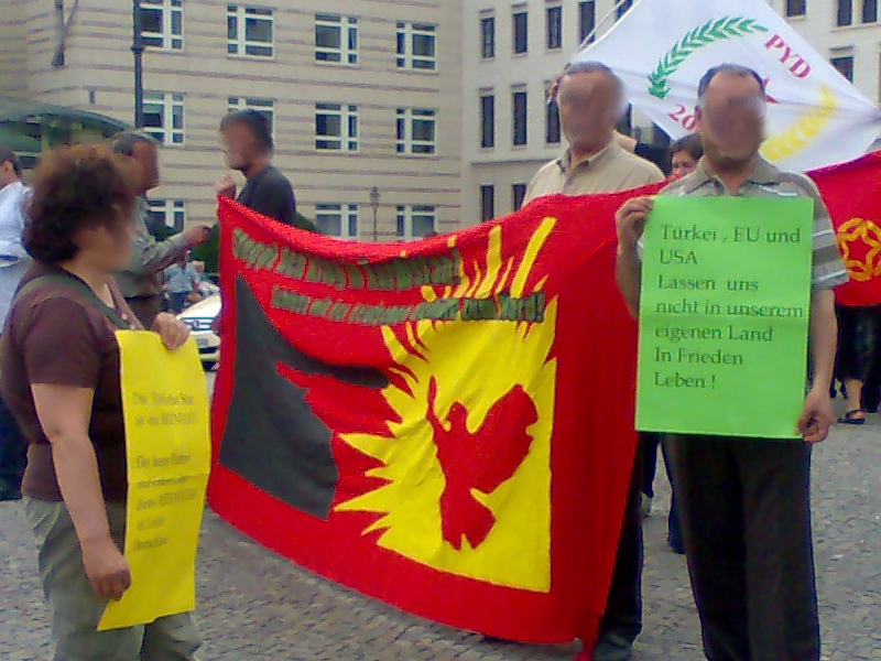 Protest gegen Krieg vor dem Brandenburger Tor