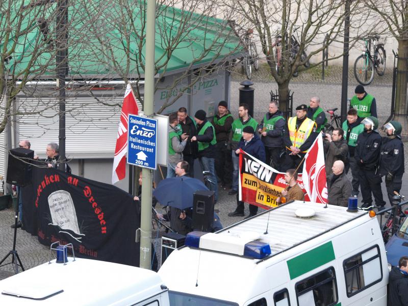 NPD vor dem Rathaus Neukölln - 6