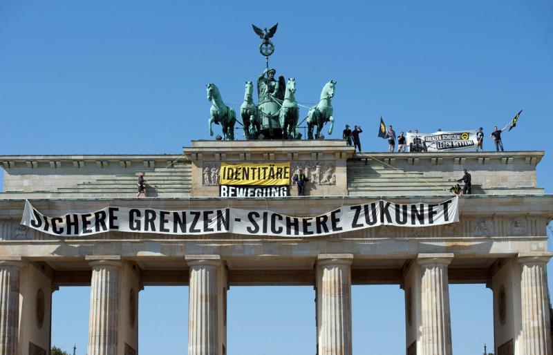 Die rechten Aktivisten der „Identitären Bewegung“ besetzten das Wahrzeichen Berlins
