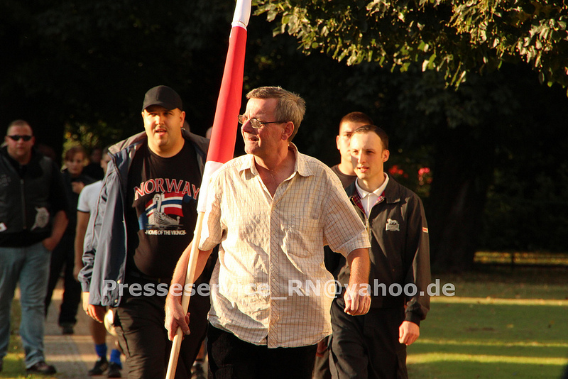 Vorne: Burk­hard Sah­ner, di­rekt links da­hin­ter Stef­fen Gram­mel