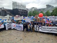 Sie trafen sich nach einzelnen Protestzügen alle am Domplatz in Magdeburg.