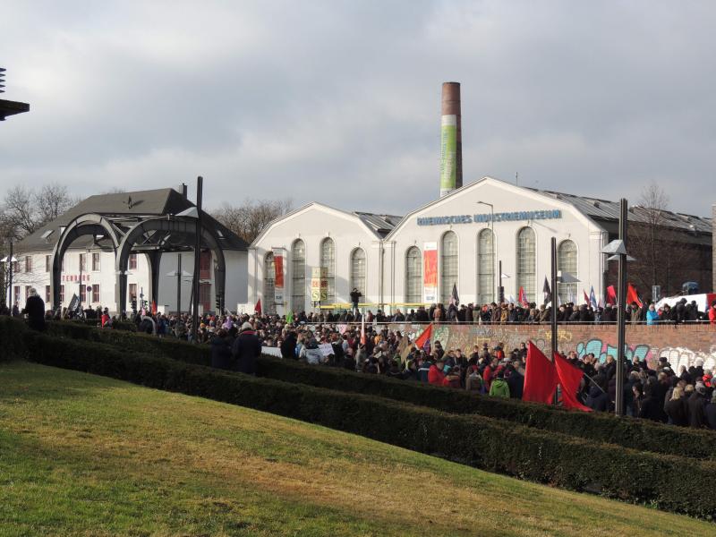 Auftaktkundgebung am Hauptbahnhof (Hintergrund LVR-Industriemuseum)