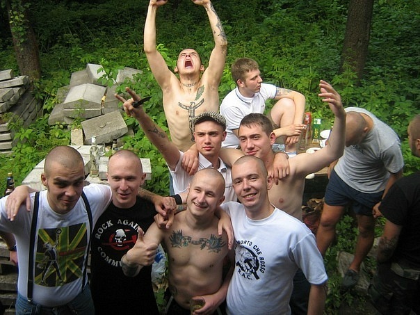 #15 – „Abu“ befindet sich links unten im Bild (mit jamaikanischer Flagge auf dem Shirt).  Rechts neben ihm im schwarzen „Rock Against Communism“-Shirt, ist Valeriy Zolotarev.