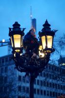 an der alten oper: ihr ging ein licht auf.