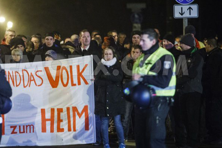 Andreas Käfer (NPD Marzahn, rechts hinter Transparent), 2. Anmelderin Nadine Leonhardt (neben Transparent), Sebastian Schmidtke (NPD Berlin, rechts)