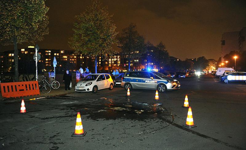 Die Polizei sperrte die Straße und sicherte Spuren rund um den Tatort