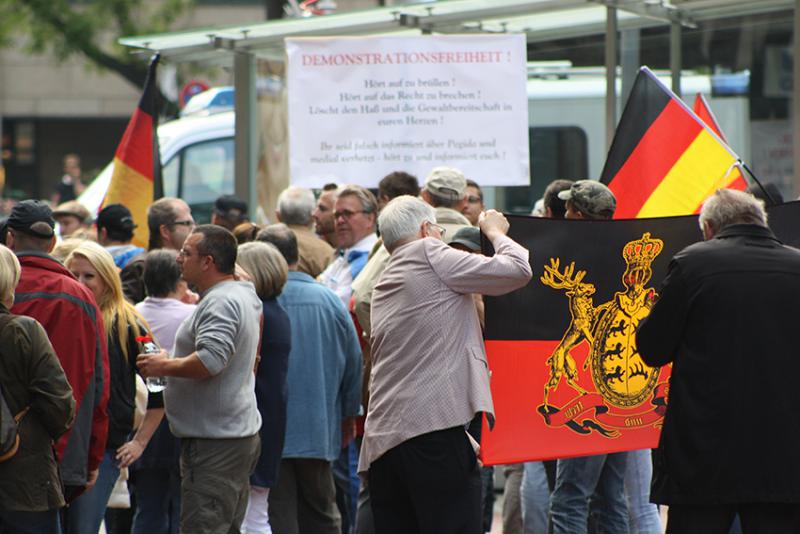 pegida kundgebung, afd stadtrat fiechtner in der mitte