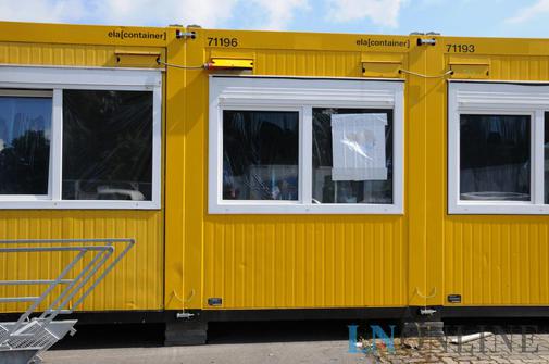 Scheibe des Wohncontainer wurde mit einem Stein eingeworfen