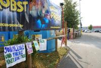 Die Forderung ,,Jongleure und Fakire - aber keine Tiere'' vor Zirkus Probst