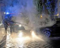 In der Solinger Straße in Moabit brannte in der Nacht zu Mittwoch ein Audi.  FOTO: ANDREAS MARKUS