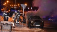 Feuerwehrleute versuchen vergeblich, einen brennenden Porsche auf der Friedenstraße zu löschen (Foto: spreepicture)