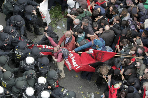 Wer ist hier extrem? Polizei stürmt Blockupy-Demonstration mit IL-Beteiligung in FrankfurtFoto: dpa/Fredrik von Erichsen