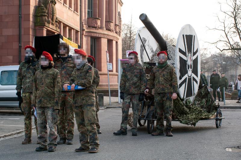 23.01.2010, Kreativer Straßenprotest bei einer antimilitaristischen Demo unter dem Motto „Bundeswehr raus aus dem Klassenzimmer“.