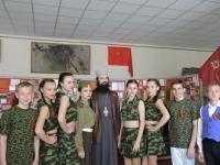 Seelensorger der „Separatisten“, Oleg Trofimow, und junge Frauen, die die Konferenzenteilnehmer_innen mit Tanz und Gesang erfreuten
