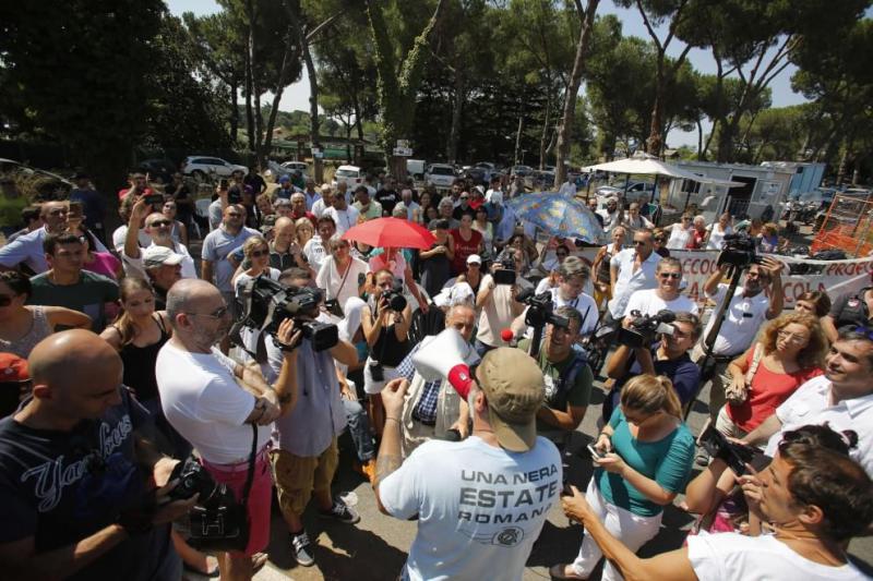 Andrea Antonini mit ZZA-Shirt: "una nera estate romana" - "ein schwarzer Sommer in Rom"