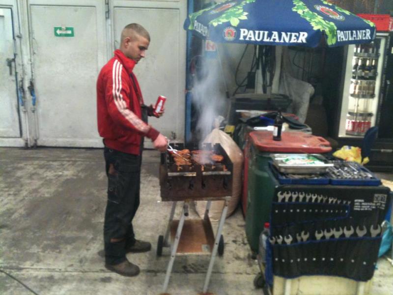 Tim Borowski in der Selbsthilferwerkstatt am Grill