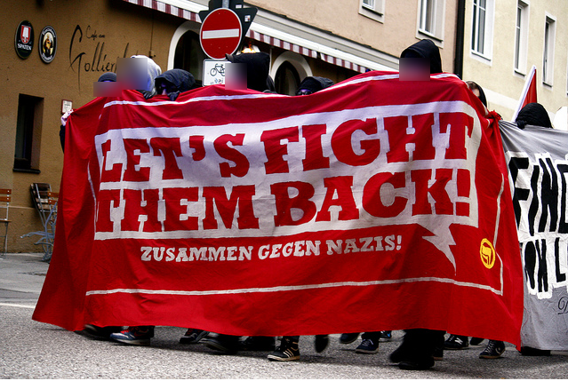 Fronttranspi Let's fight back. Foto gefunden auf flickr.