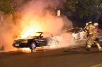Der brennende Mercedes in der Kleinen Kurstraße. Auch ein dahinter stehendes Fahrzeug wurde schwer beschädigt (Foto: spreepicture)