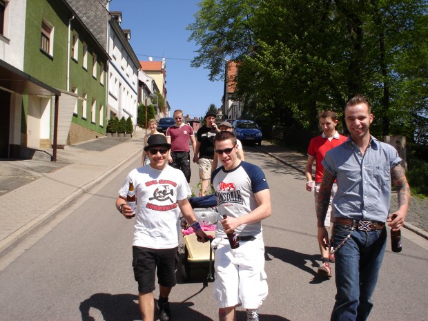 „Krawallbrüder“ noch ohne Tattoos: Angelo Lupo („Rock against Communism – T-Shirt), Florian Wunn, Christoph Schäfer und Swen Scherer, hinten in der Mitte Michael Köhler.