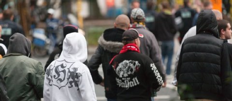 Martialisches Auftreten: Teilnehmer der Demo "gegen Salafisten" in Frankfurt.