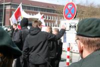"Künstler "Unterwegs: Andre Zimmer mahlt beim Naziaufmarsch in Duisburg ein Hakenkreuz auf ein Schild (1)