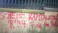 Linke Botschaften zur Rigaer Straße auf Wänden in Nikolassee