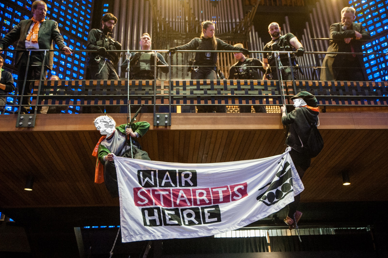 [B] Antimilitaristische Proteste beim Bittgottesdienst in der Kaiser Wilhelm Gedächtnis Kirche