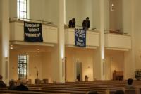 In der Kirche werden Transparente aufgehängt