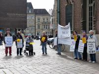 Friedensmahnwache gegen Jahresempfang der Bundeswehr im Bremer Rathaus