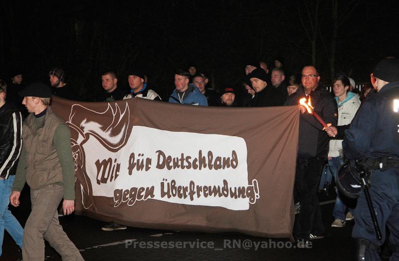 Nazis aus Ober­ha­vel auf dem Fackel­marsch in Witt­s­tock: Rechts­au­ßen am Trans­pa­rent: Robert Weg­ner, in der Mitte Sebas­tian B. aus Velten.