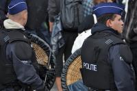Die Polizei trägt geflochtene Schilde