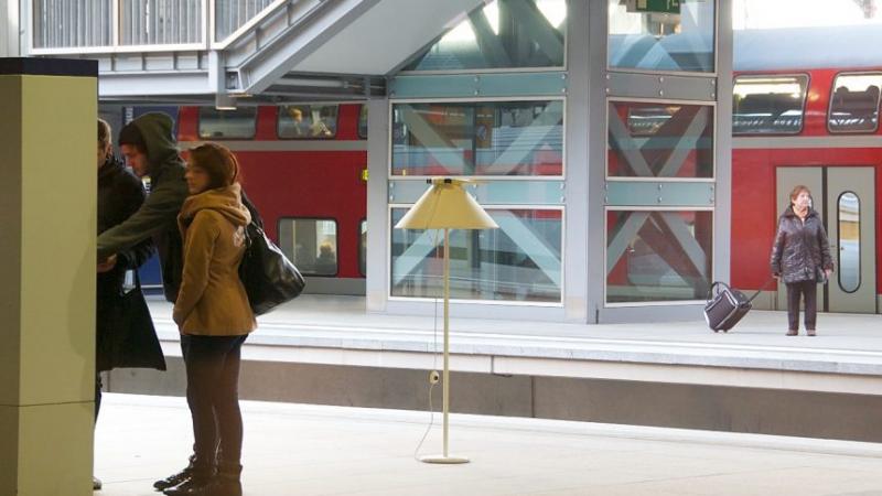 Berliner Bahnhof Südkreuz mit Stehlampe