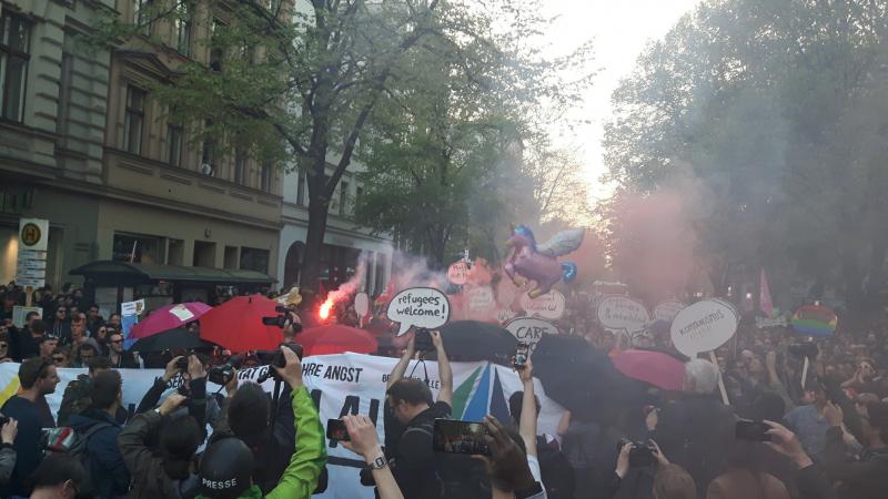 Fotografenmeute interessiert sich für Bengalos im Für-Alle-Block am 1. Mai 2016 in Berlin