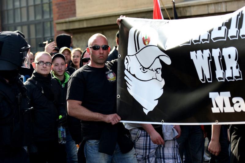 Sascha Wühr am 2. Mai 2015 beim HoGeSa-Aufmarsch in Erfurt. Zu erkennen hinten rechts mit Brille.