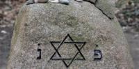 Immer wieder Ziel von Anschlägen: Jüdische Grabsteine Foto: Soeren Stache dpa