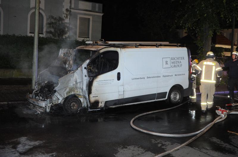 Beim zweiten Transporter brannte zwar „nur“ der Motorraum aus. Doch auch dieses Fahrzeug erlitt einen Totalschaden. (Foto: spreepicture)