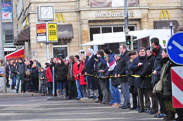 Mit einer Menschenkette demonstrierten am Sonnabend tausende Magdeburger gegen den Rechten-Aufmarsch in der Stadt. Foto: Uli Lücke