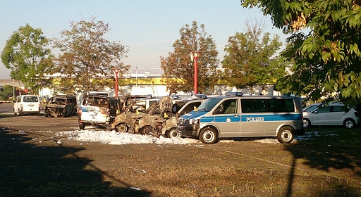 In Erfurt sind in der Nacht zum Sonntag 15 Polizeifahrzeuge ausgebrannt.